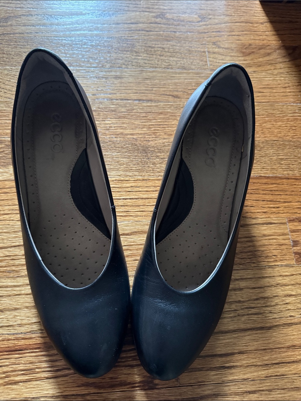 Ecco Black Leather Women's Slip-On Small Heel Size 9